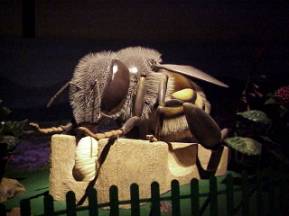A giant bee(4m50cm in length)