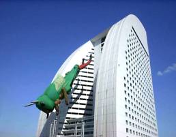 A giant locust balloon (approx.60m in length)